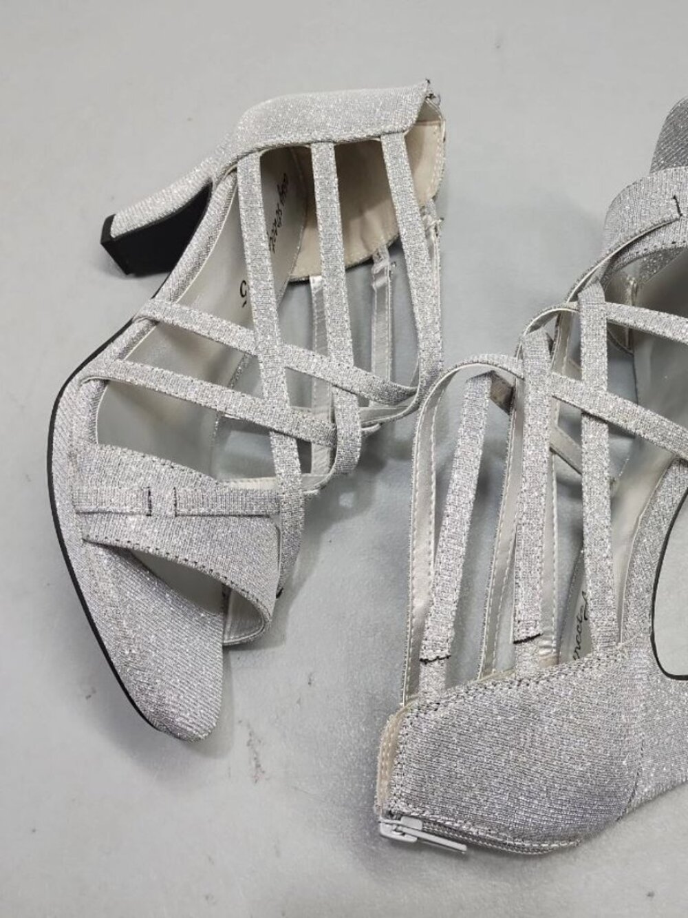 NIB Easy Street Alive@5 Bee Strappy Heeled Sandal — Size 7.5M, Silver